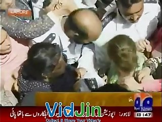 Punjab Assembly Women Fights cameraman touch woman ass back   Tune.pk